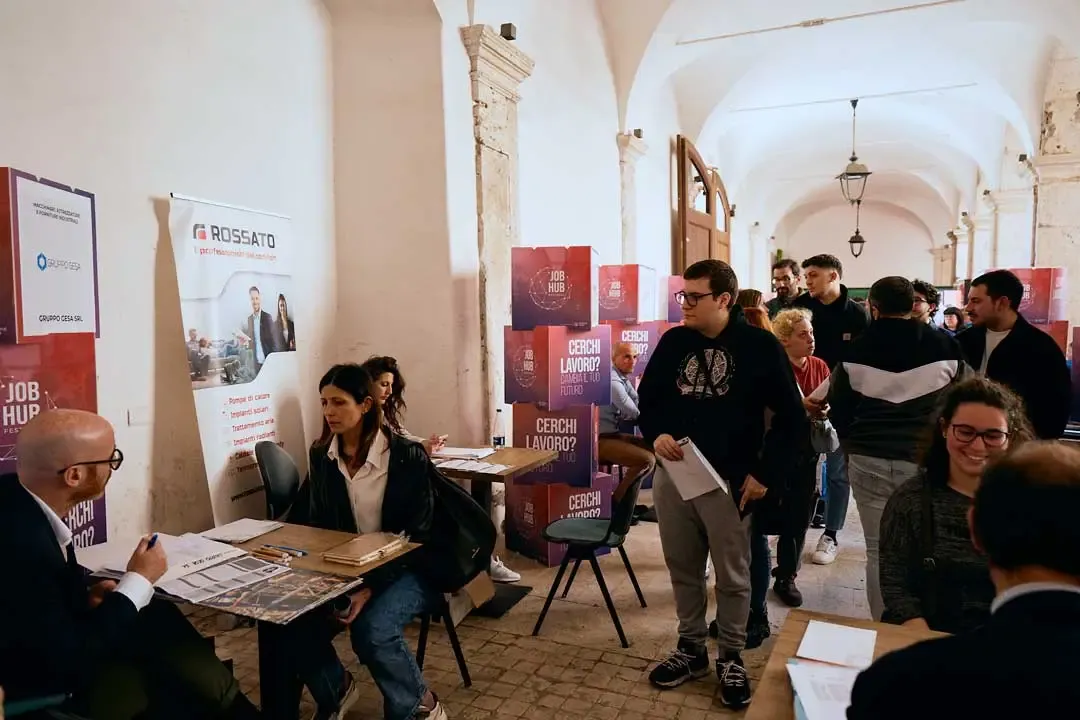 Candidati a colloquio con le aziende agli stand di Job Hub Festival a Palazzo Caetani